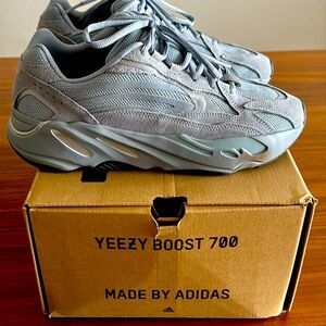 Yeezy boost 700